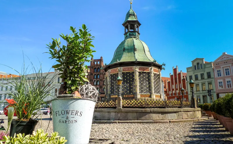 Water art, market square, Wismar